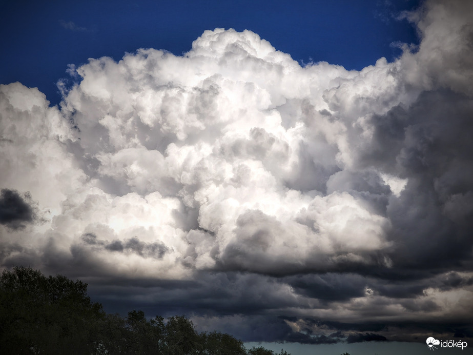 Égi tornyok a napsütésben