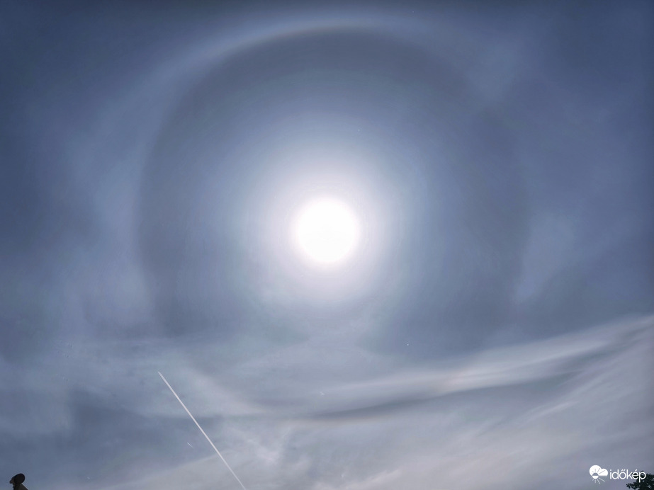 Szépséges naphaló díszeleg az égbolton