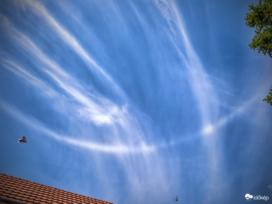 Melléknap-körív jelent meg a fátylakon