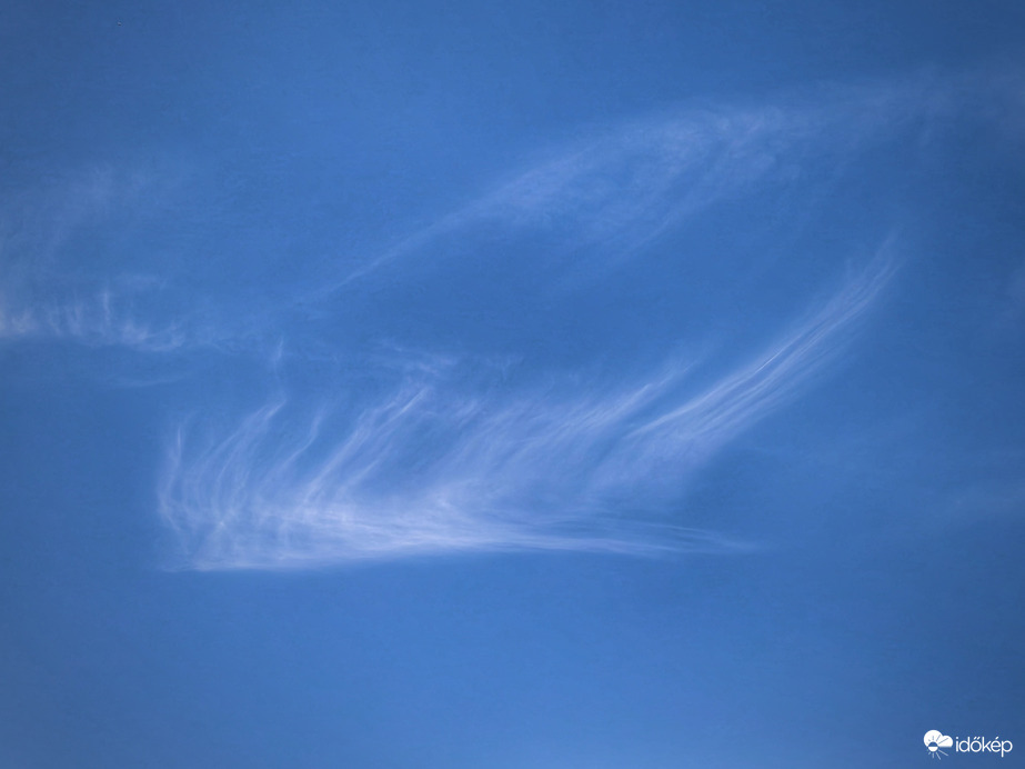 Szárnyait csapkodó pehelyfelhő