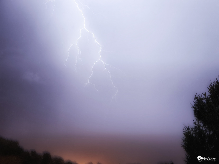 Fény az októberi estében