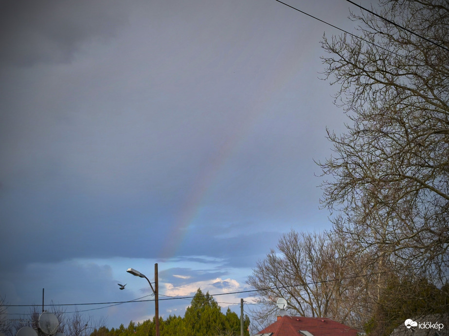 Halovány szivárvány tűnt fel az égen