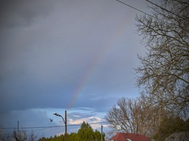 Halovány szivárvány tűnt fel az égen
