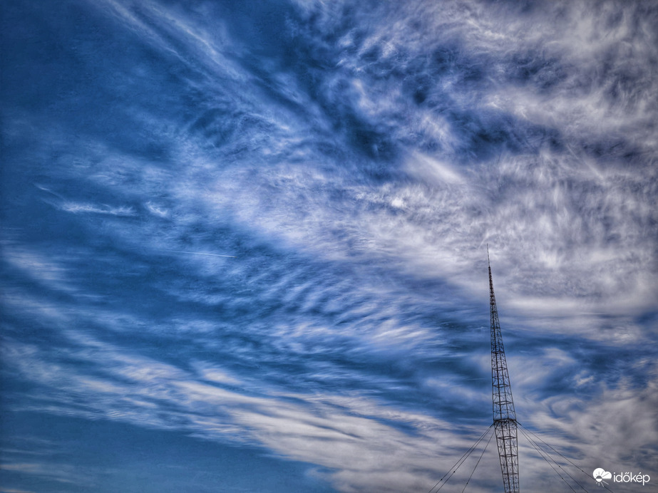 Felhők szövetébe került Lakihegyi adótorony