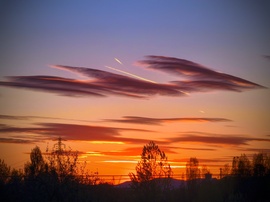 Hullámot vetett lencsefelhők a naplementében
