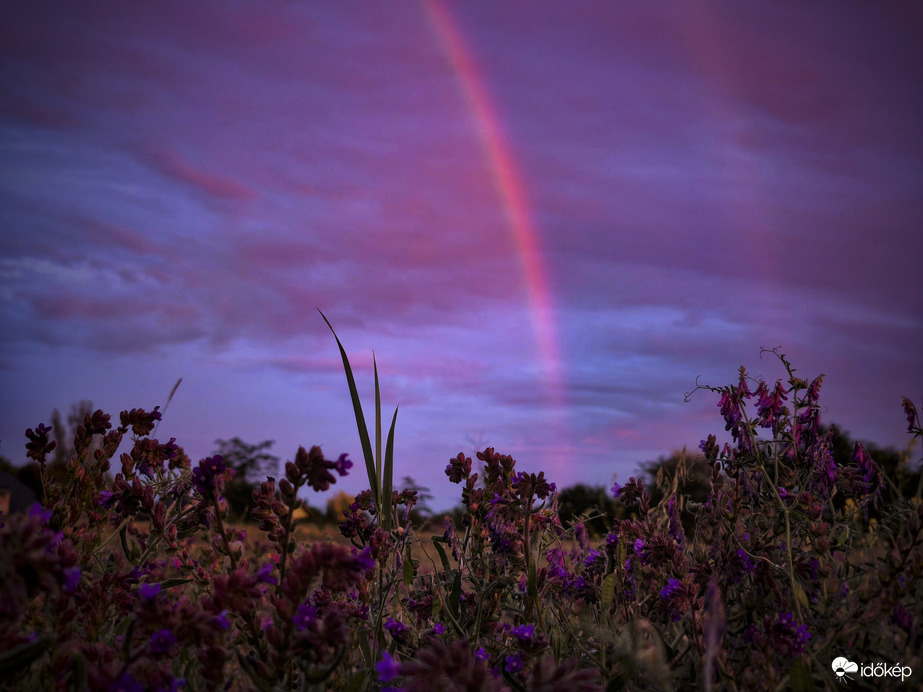 Lilába hajlóan búcsúzó szivárvány