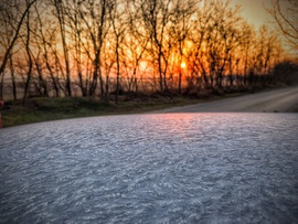 Jégvirágok a napkelte ragyogásában