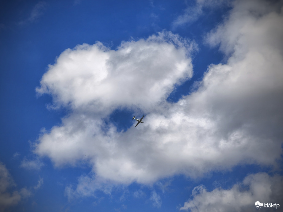 Gépmadár a gomolyok alatt