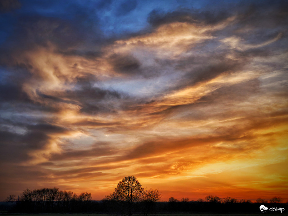 Fátylak naplementi játéka az égen