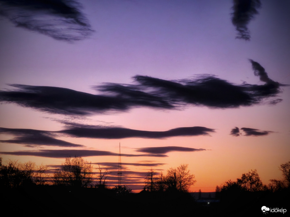 Komoran is csodásan díszítik a naplemente utáni égboltot