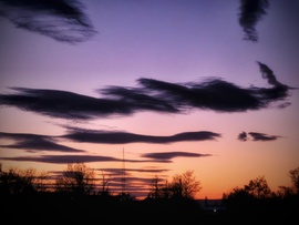 Komoran is csodásan díszítik a naplemente utáni égboltot