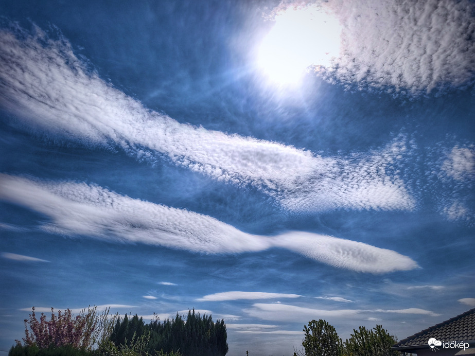 Lencsésedő égbolt