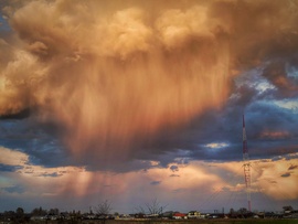 Zápor a naplemente festésében a Lakihegyi adótorony társaságával