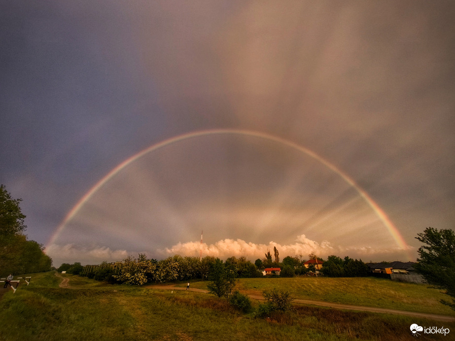 Sugarakban gazdagon megszórt szivárvány
