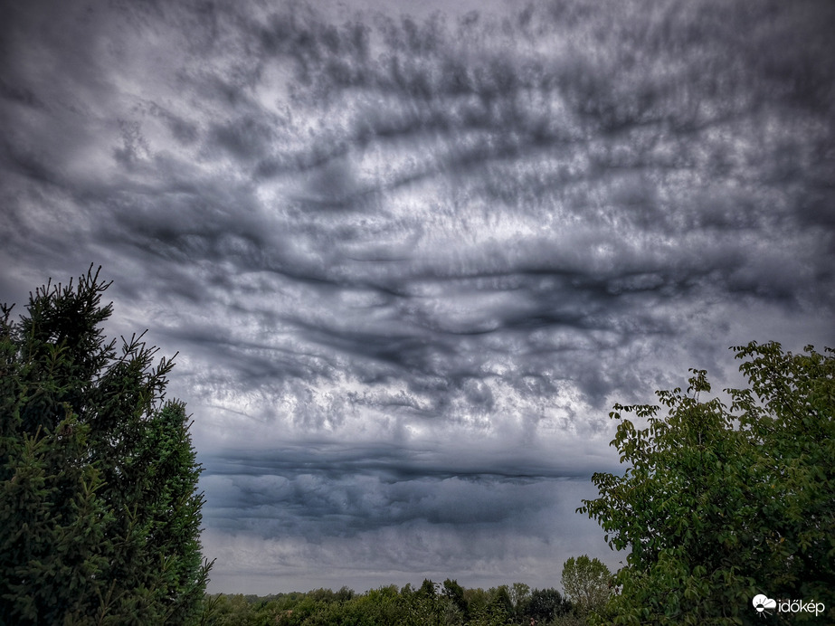 Zápor közelít, elég látványos módon