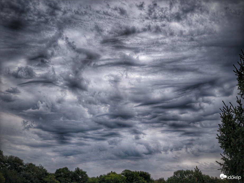 Zavaros hullámzás az eső, zápor előtt