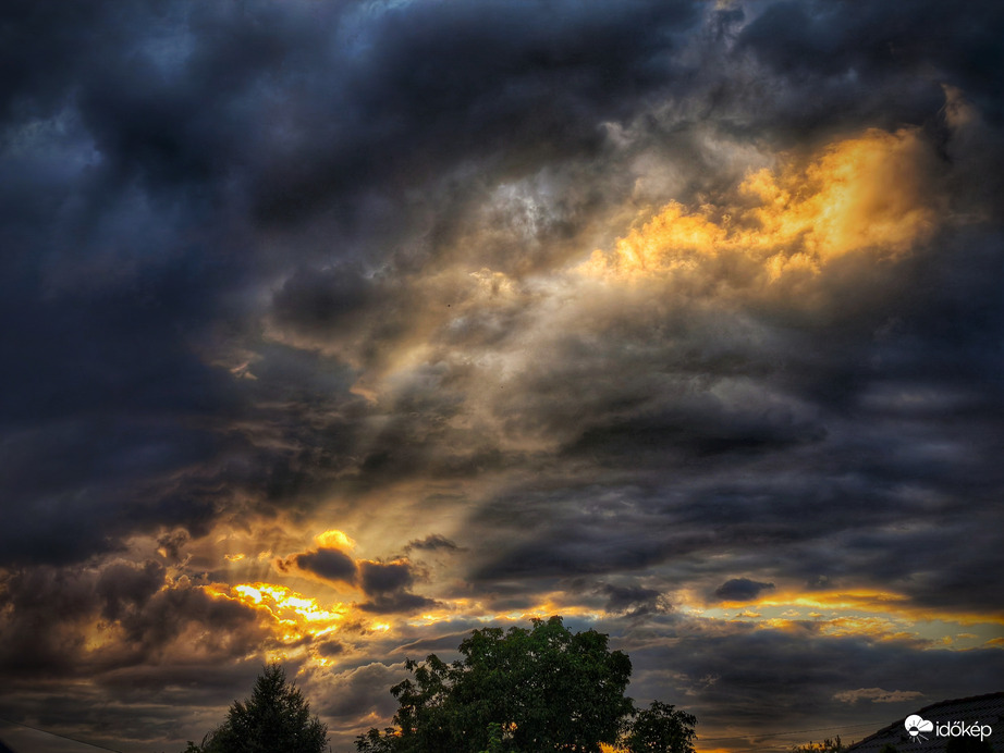 Kavargó felhők között besütő napfény