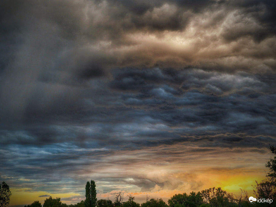 Mesés felhővarázst hozott szeptember utolsó naplementéje