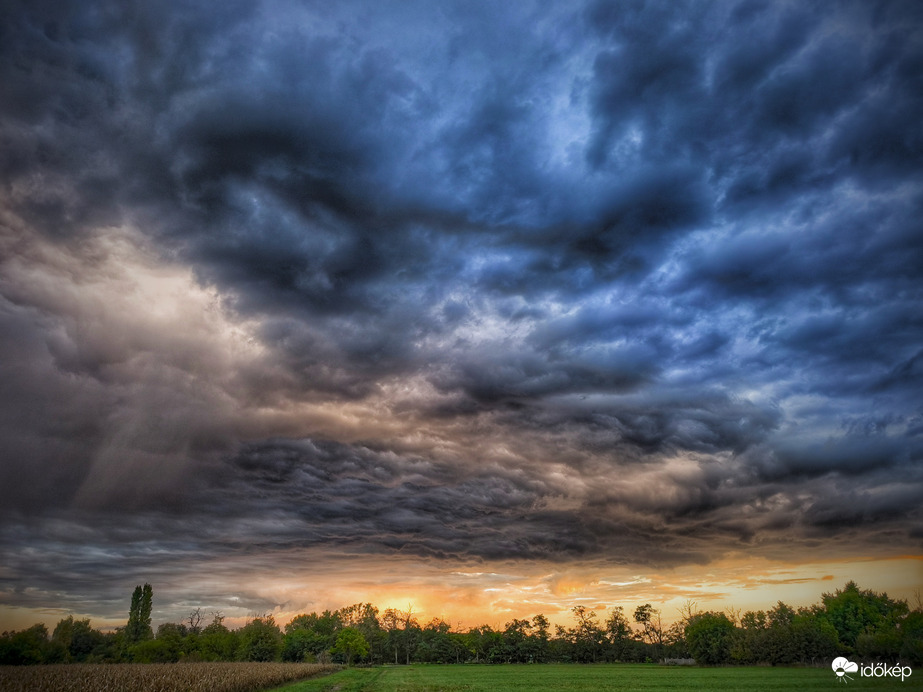 Szeptember végi domborműves égbolt