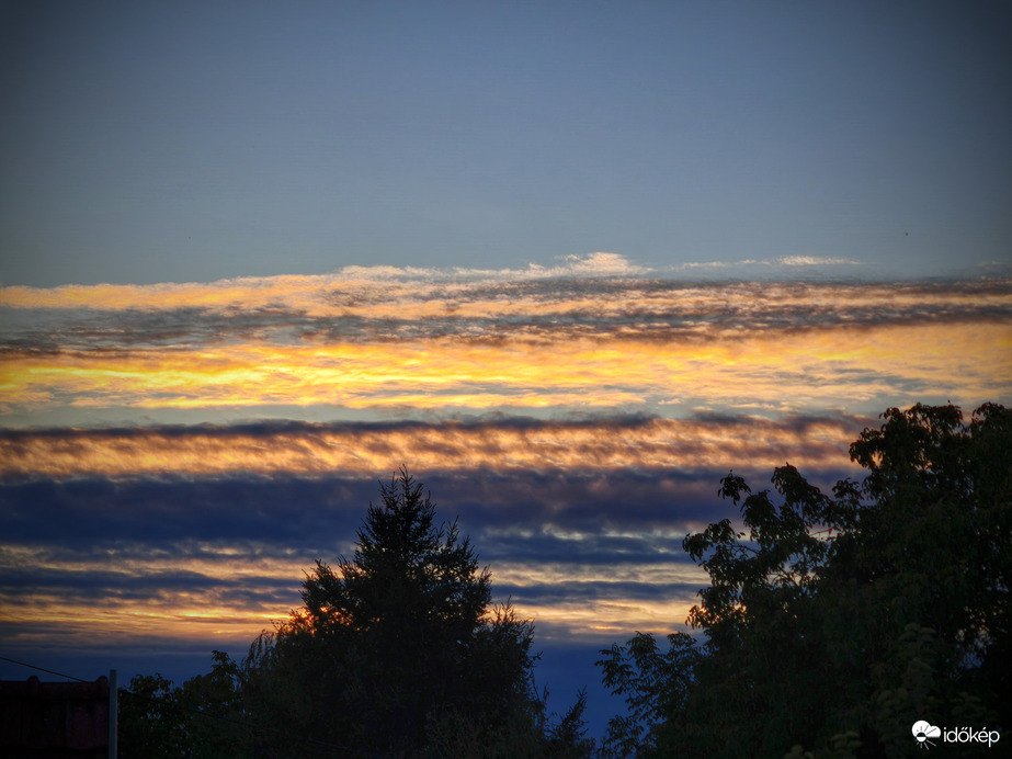 Bevonul a front felhőzete