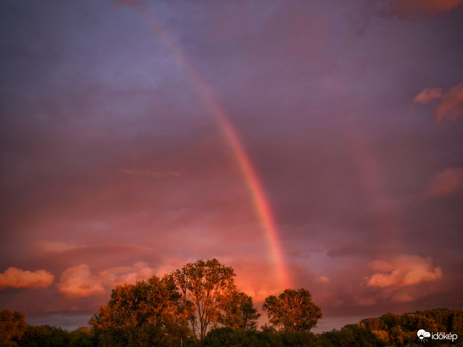Októberi szivárvány a naplementi színvarázsban