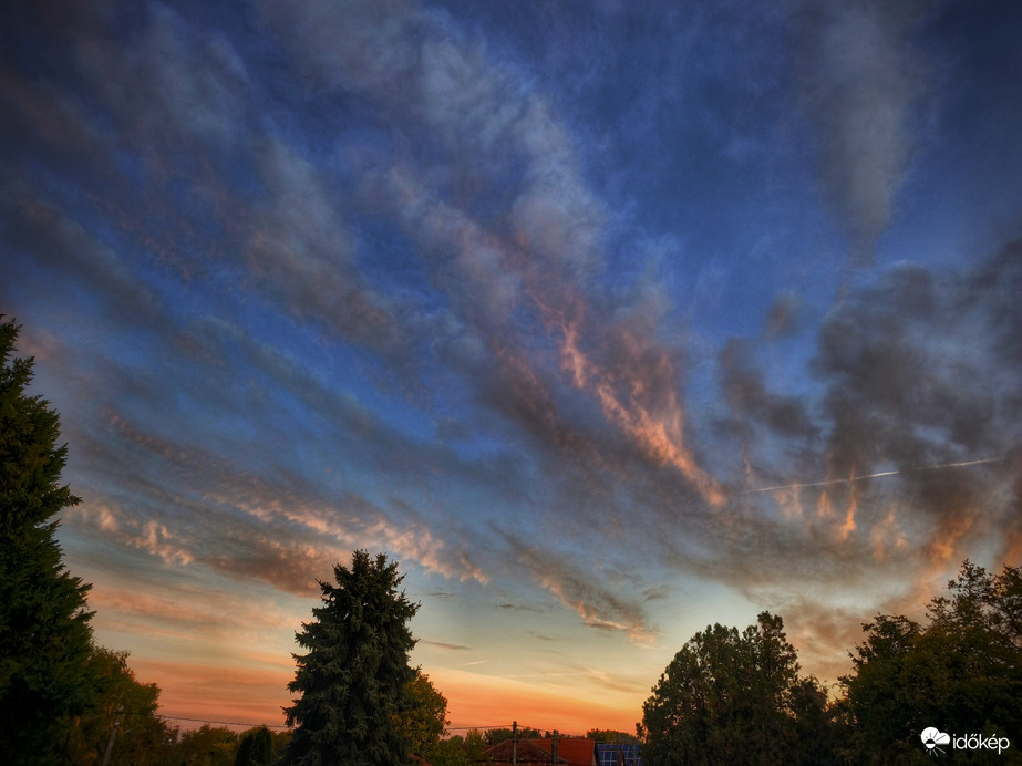 Felhőkép a reggeli színvarázs végén