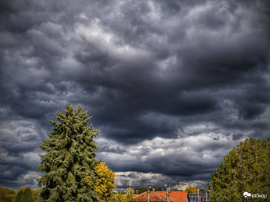 Kontrasztos égkép az érkező gomolyok által
