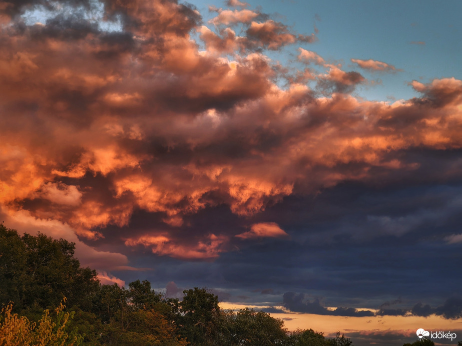 Gomolyfelhő alulról megsütő napfényben
