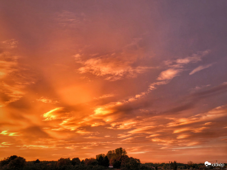 Aranyozott lencsék úsznak a naplementi levesben
