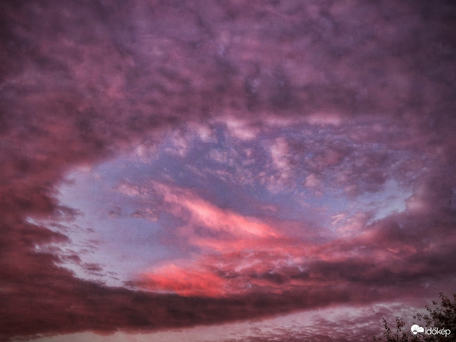 Szabályos lyukfelhő élete közepén