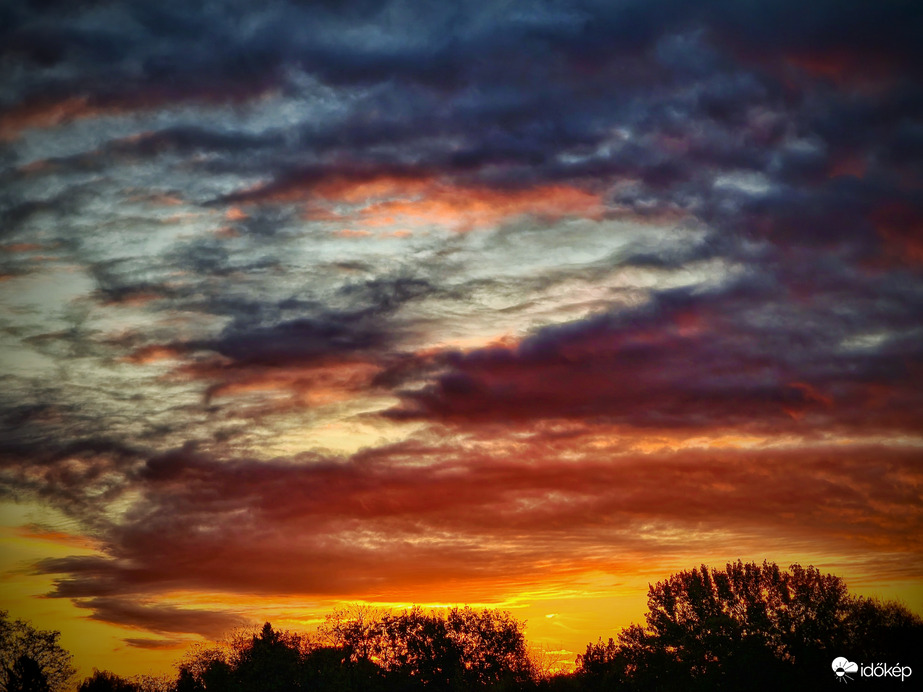 Péntek reggeli rétegfelhők festése