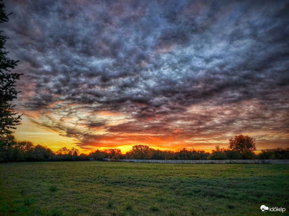Reggeli felhős terepasztal