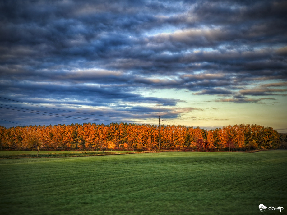 Suhanás a reggeli őszi tájon