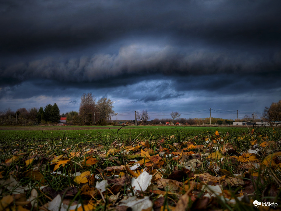 Novemberi levélszőnyegre érkező peremfelhő