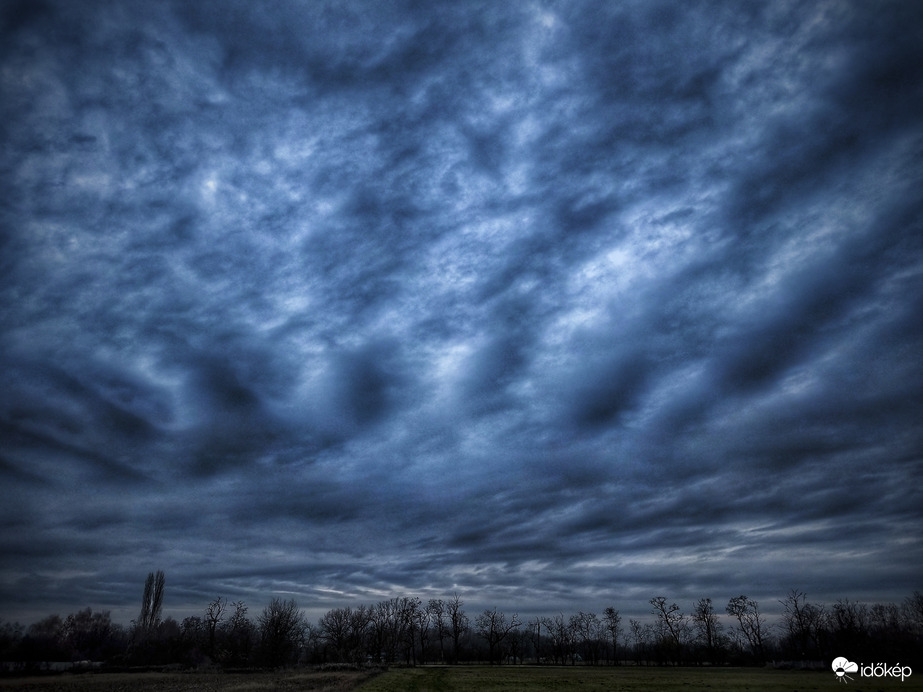 Tajtékzó hullámokkal száll le a sötétség