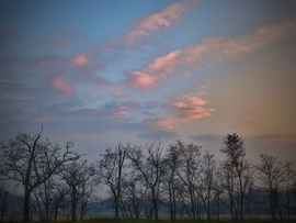 Párás december naplementi táj