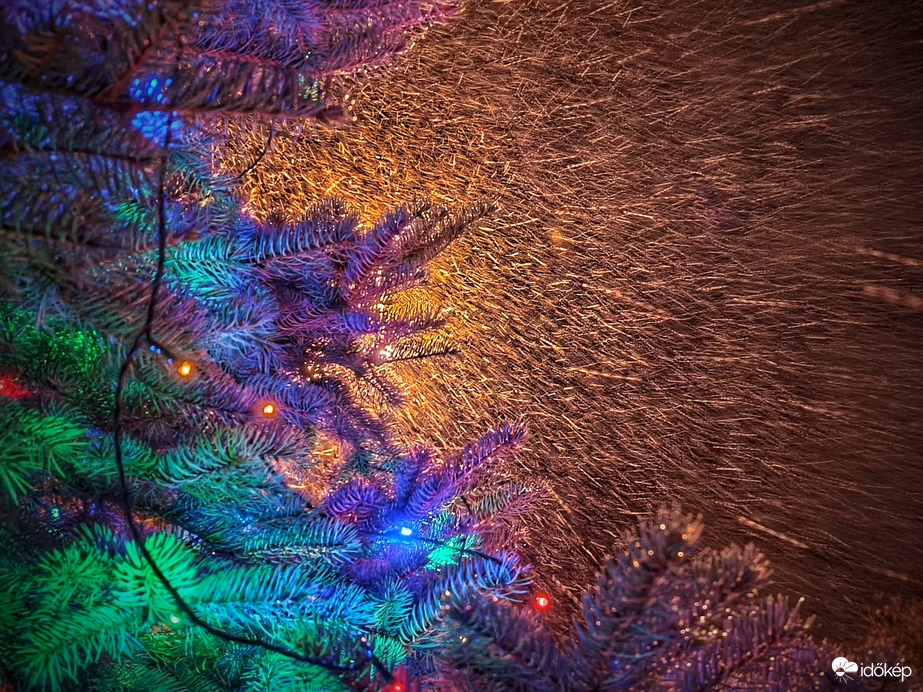 Karácsonyi fények és a hóesés