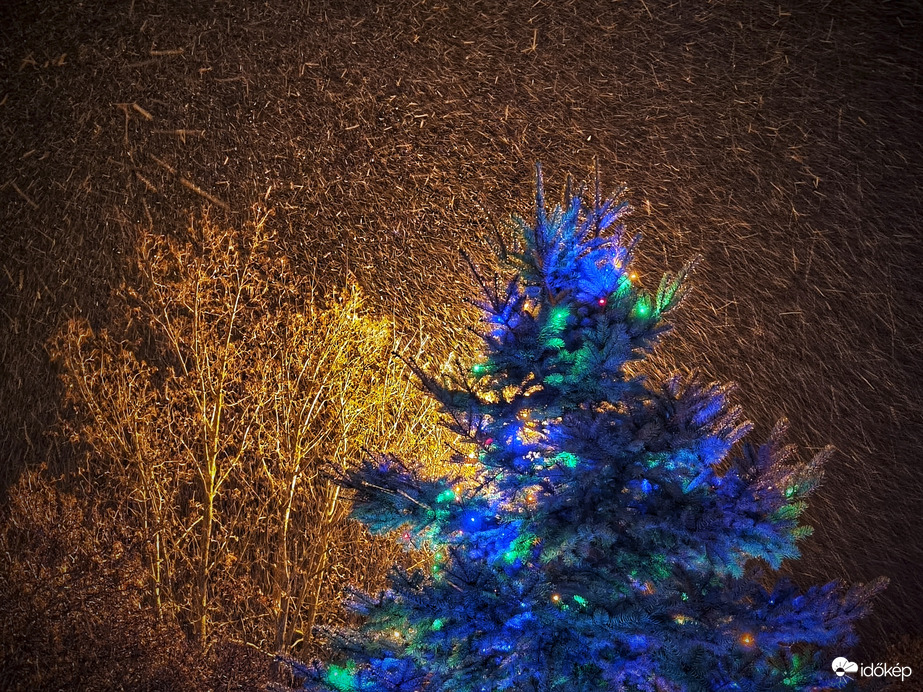 Ha nem is fehér, de legalább havazós karácsony :)