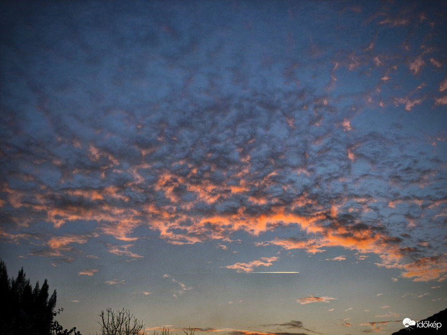 Naplemente a parázsló szőnyeg szélén