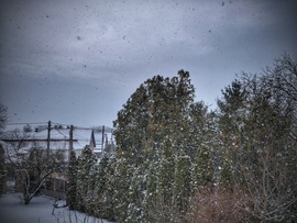 Nagy pelyhekben hull a hó