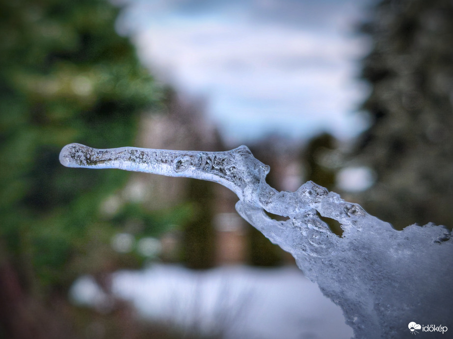 Ritkán kezdődik az év jégcsappal
