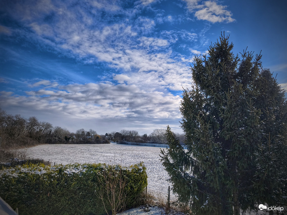 Havas, olvadó táj a napsütésben