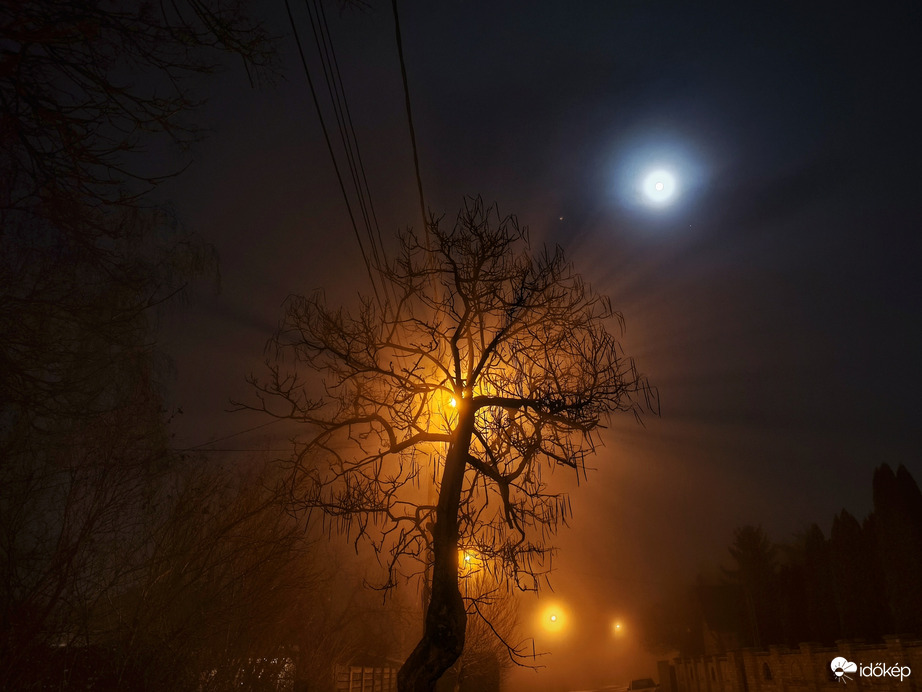 Az év első teliholdja Tyndall-sugarakkal és a Jupiterrel együttállva