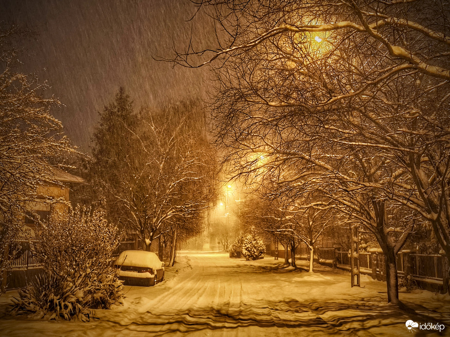 Havas álmát aludja az utca