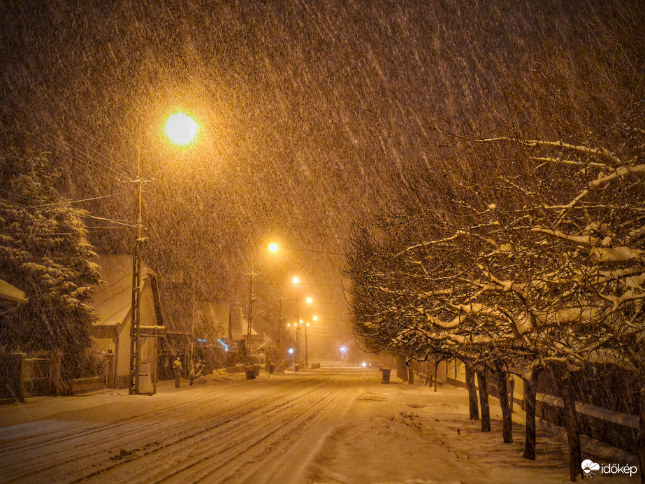 Éjjeli havas csendélet a főúton