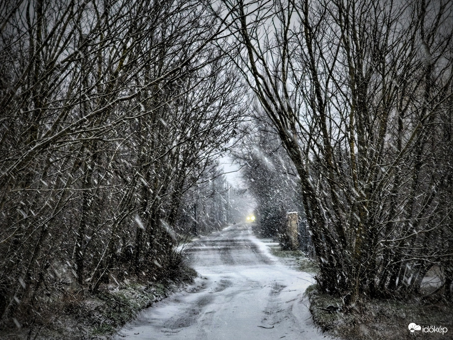 Nagypelyhes havazás közepette
