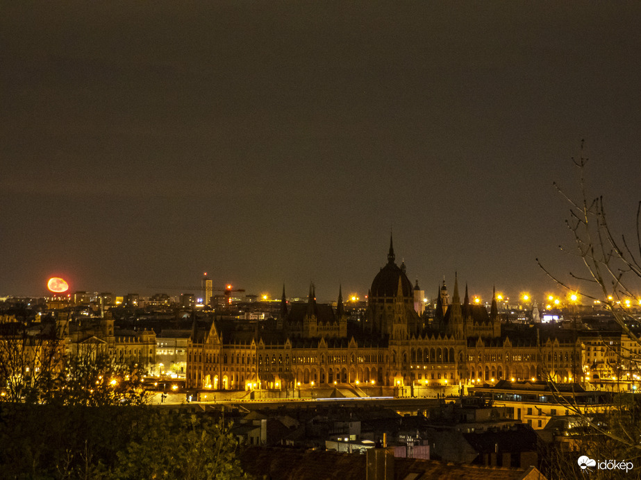 "Kődarab" a parlament mögött #2