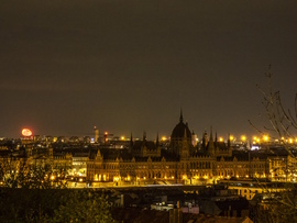 "Kődarab" a parlament mögött #2