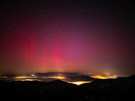 Hullócsillag a sarki fények társaságában