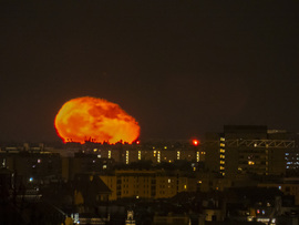 Ezt a "kődarabot" kerüli meg 4 ember jelenleg